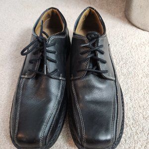 Black dress shoes